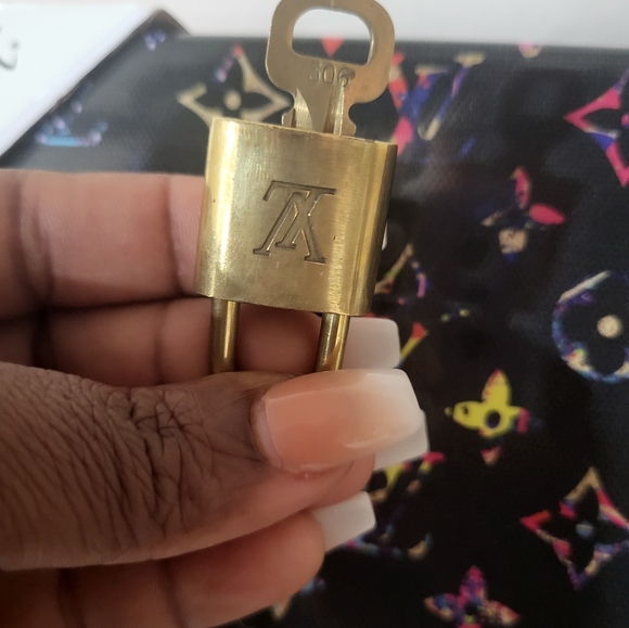 GUC Louis Vuitton Luggage Tag and Lock Combo - Picture 4 of 7